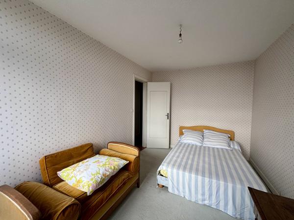 Appartement
                                                                                                                                                                                                                                                                                                                        5 pièce(s)                                                                                                                                                                                                          3 chambre(s)                                                                                                                                                                                                          99.75  m²