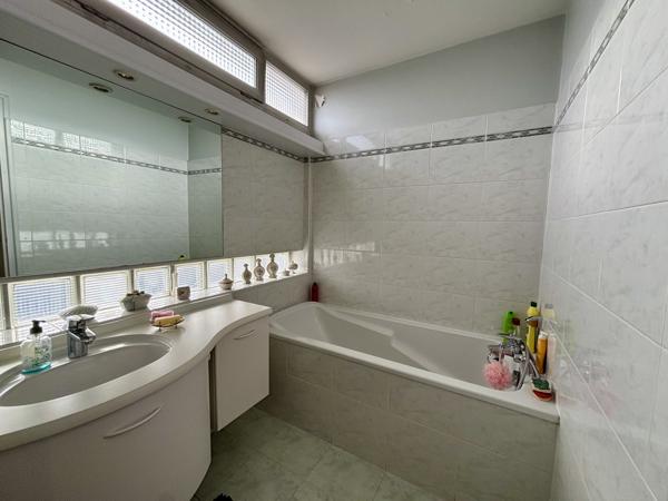 Appartement
                                                                                                                                                                                                                                                                                                                        5 pièce(s)                                                                                                                                                                                                          3 chambre(s)                                                                                                                                                                                                          99.75  m²