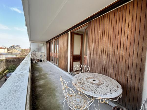 Appartement
                                                                                                                                                                                                                                                                                                                        5 pièce(s)                                                                                                                                                                                                          3 chambre(s)                                                                                                                                                                                                          99.75  m²