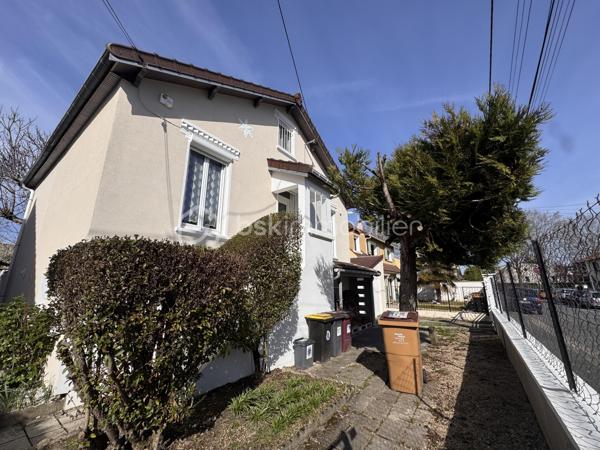 Située dans une rue très calme, cette maison allie confort, espace et proximité des commodités (écoles, commerces, transports).
Édifiée sur une grande parcelle de plus de 700 m², elle bénéficie d'une très faible taxe foncière d'environ 600€/an, ainsi qu’un bon classement énergétique, gage de faibles dépenses au quotidien.
Elle dispose actuellement de 3 chambres, et offre la possibilité d'en créer une 4e, voire une 5e assez facilement 

Composition du bien :
Rez-de-jardin :
-Cuisine d’été donnant sur une terrasse idéale pour recevoir,
-Buanderie / salle de sport pouvant être transformée en une chambre supplémentaire
-Chambre spacieuse,
-Salle de bain et WC séparés.

1er étage :
-Grande pièce à vivre lumineuse regroupant salon, séjour et cuisine ouverte équipée d'un poêle à bois,
-Accès direct à une seconde terrasse,
-Chambre,
-Deuxième salle de bain.

2e étage :
-Bureau (ou espace détente) pouvant être transformé en une chambre supplémentaire
-Chambre,
-Troisième WC.

Extérieurs :
-Grande parcelle de plus de 700 m² arborée et bien entretenue,
-Cabanon en fond de parcelle,
-Deux abris supplémentaires à l’avant (idéaux pour stockage, atelier ou projets divers),
-Espaces de stationnement possibles.

Atouts supplémentaires :
-Maison lumineuse, fonctionnelle et bien entretenue,
-Rénovations récentes,
-Très faible taxe foncière sur la commune de Vaujours,
-Situé à 20min à pied du parc de la Poudrerie et à 30min à pied du Golf de la Poudrerie,
-Environnement paisible à proximité immédiate de toutes commodités.
