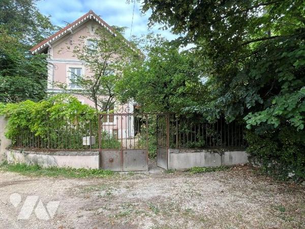 La SAS R&R NOTAIRES vous propose en exclusivité cette maison de caractère de type F7, située à ...