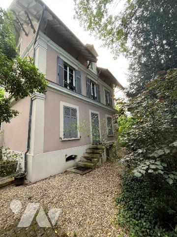 La SAS R&R NOTAIRES vous propose en exclusivité cette maison de caractère de type F7, située à ...