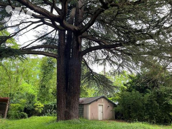 La SAS R&R NOTAIRES vous propose en exclusivité cette maison de caractère de type F7, située à ...
