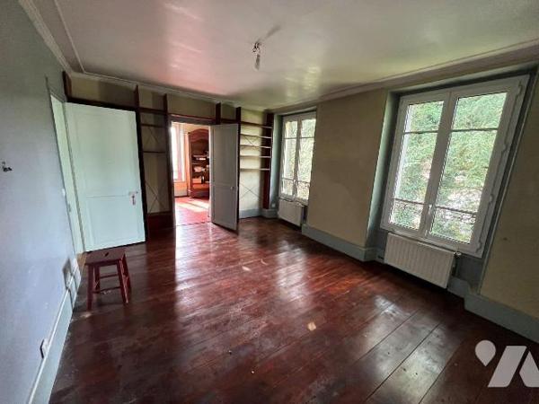 La SAS R&R NOTAIRES vous propose en exclusivité cette maison de caractère de type F7, située à ...