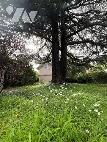La SAS R&R NOTAIRES vous propose en exclusivité cette maison de caractère de type F7, située à ...