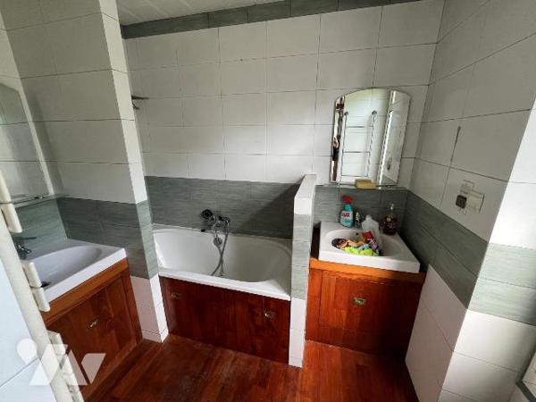 La SAS R&R NOTAIRES vous propose en exclusivité cette maison de caractère de type F7, située à ...