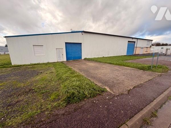 Deux bâtiments à usage industriel et commercial, sur un terrain de 4 000 m² avec parking.