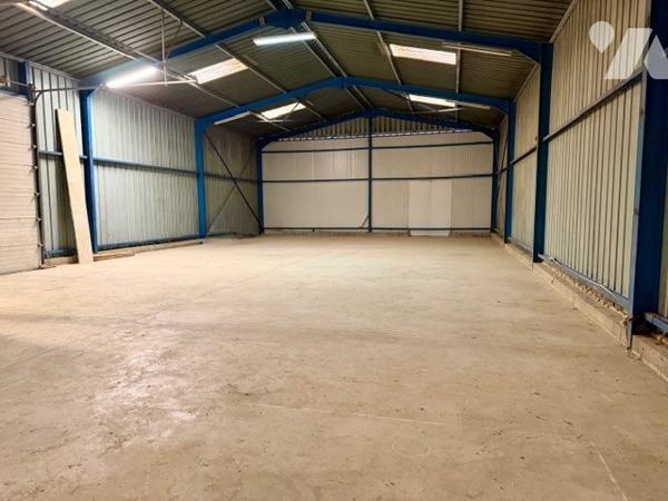 Deux bâtiments à usage industriel et commercial, sur un terrain de 4 000 m² avec parking.