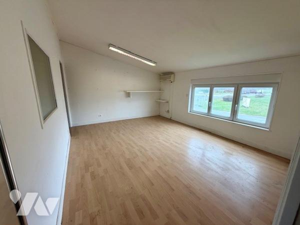 Deux bâtiments à usage industriel et commercial, sur un terrain de 4 000 m² avec parking.