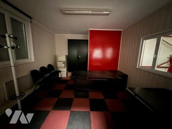 Deux bâtiments à usage industriel et commercial, sur un terrain de 4 000 m² avec parking.