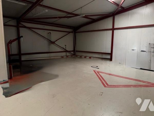 Deux bâtiments à usage industriel et commercial, sur un terrain de 4 000 m² avec parking.