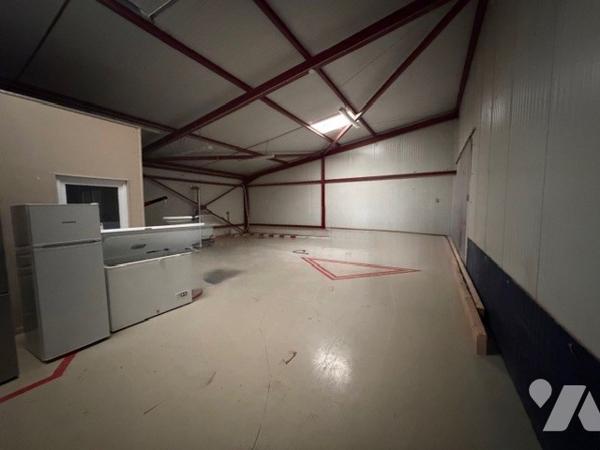 Deux bâtiments à usage industriel et commercial, sur un terrain de 4 000 m² avec parking.