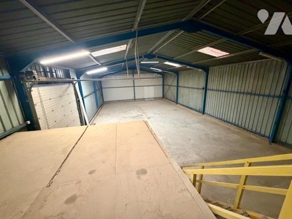 Deux bâtiments à usage industriel et commercial, sur un terrain de 4 000 m² avec parking.