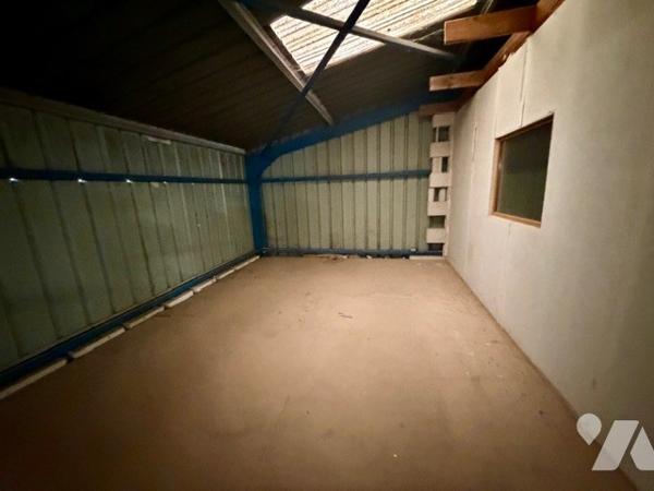 Deux bâtiments à usage industriel et commercial, sur un terrain de 4 000 m² avec parking.