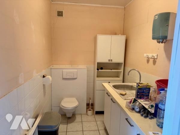 Deux bâtiments à usage industriel et commercial, sur un terrain de 4 000 m² avec parking.