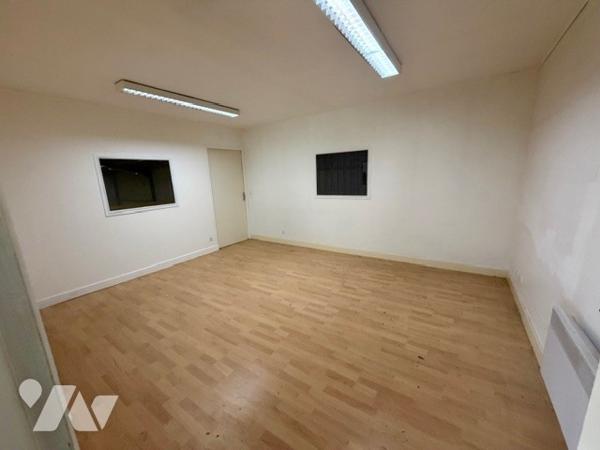 Deux bâtiments à usage industriel et commercial, sur un terrain de 4 000 m² avec parking.