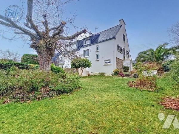 Proche des écoles, des commerces et des ballades de bord de mer, cette maison des années 70 est...