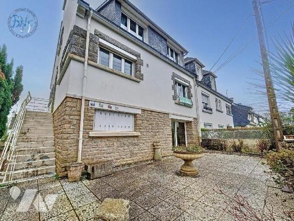 Proche des écoles, des commerces et des ballades de bord de mer, cette maison des années 70 est...