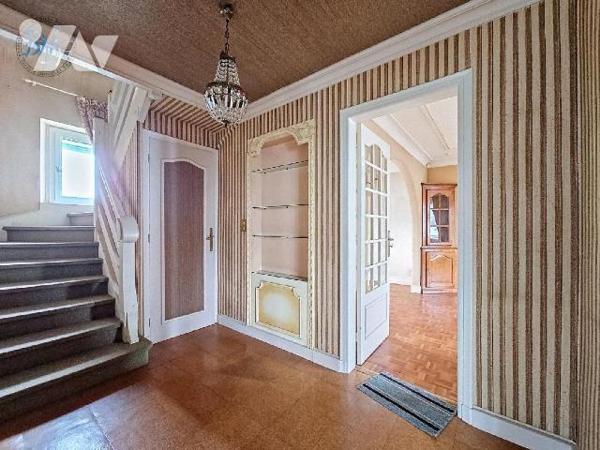 Proche des écoles, des commerces et des ballades de bord de mer, cette maison des années 70 est...