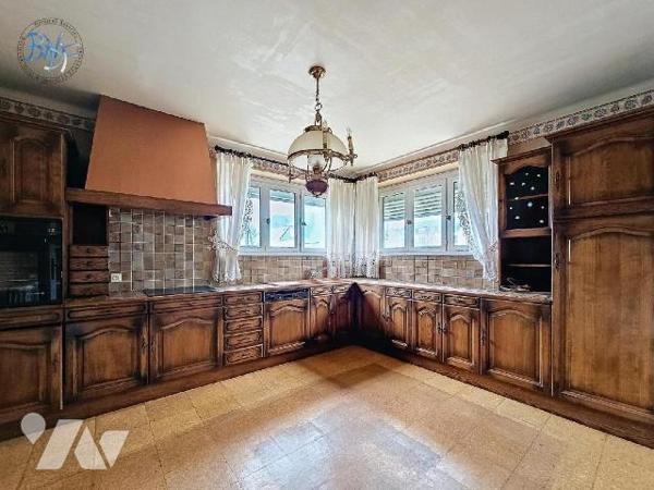 Proche des écoles, des commerces et des ballades de bord de mer, cette maison des années 70 est...