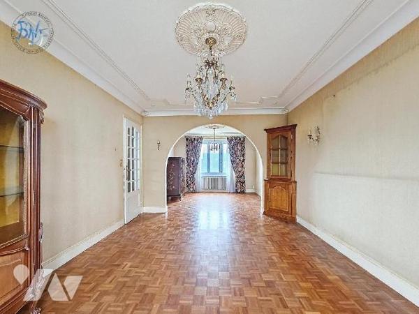 Proche des écoles, des commerces et des ballades de bord de mer, cette maison des années 70 est...