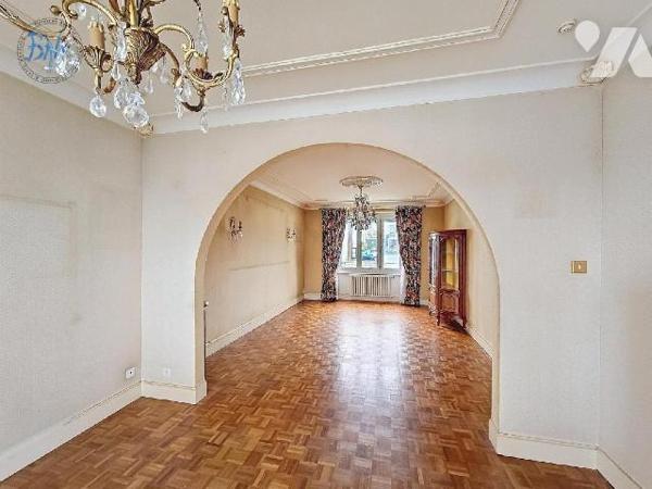 Proche des écoles, des commerces et des ballades de bord de mer, cette maison des années 70 est...