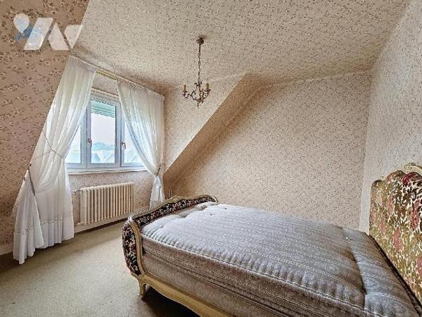 Proche des écoles, des commerces et des ballades de bord de mer, cette maison des années 70 est...