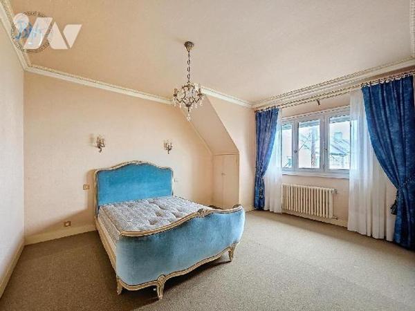 Proche des écoles, des commerces et des ballades de bord de mer, cette maison des années 70 est...