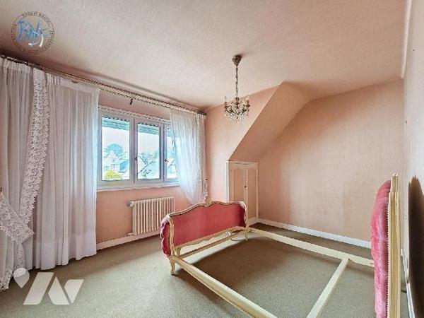 Proche des écoles, des commerces et des ballades de bord de mer, cette maison des années 70 est...