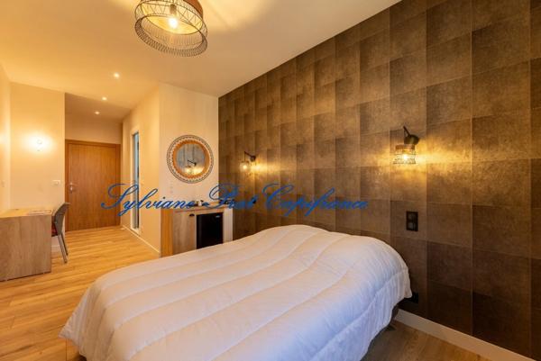 Pau périphérie (64) - À vendre Ensemble immobilier avec salle de restaurant, cuisine équipée, salles de séminaire et appartement T4.