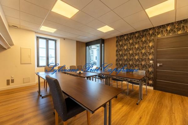 Pau périphérie (64) - À vendre Ensemble immobilier avec salle de restaurant, cuisine équipée, salles de séminaire et appartement T4.