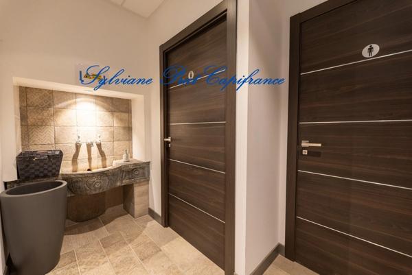 Pau périphérie (64) - À vendre Ensemble immobilier avec salle de restaurant, cuisine équipée, salles de séminaire et appartement T4.