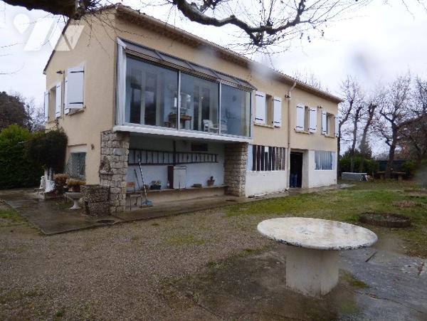 Villa en campagne sur terrain de 3670m2, clôturé. Maison sur 2 niveaux, avec garage et atelier