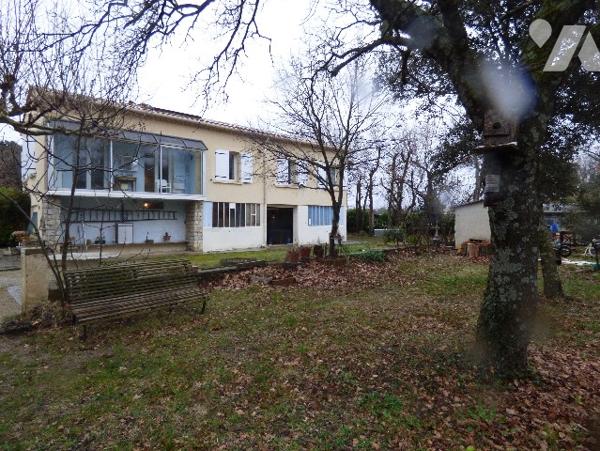 Villa en campagne sur terrain de 3670m2, clôturé. Maison sur 2 niveaux, avec garage et atelier
