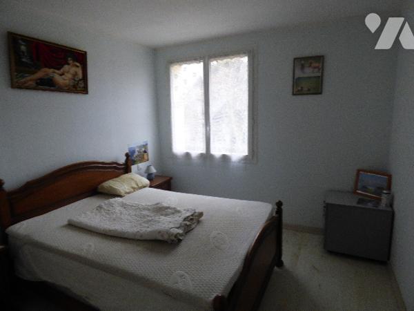 Villa en campagne sur terrain de 3670m2, clôturé. Maison sur 2 niveaux, avec garage et atelier