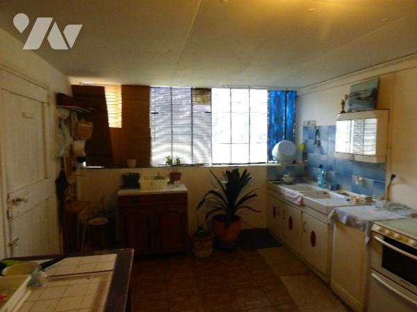 Villa en campagne sur terrain de 3670m2, clôturé. Maison sur 2 niveaux, avec garage et atelier