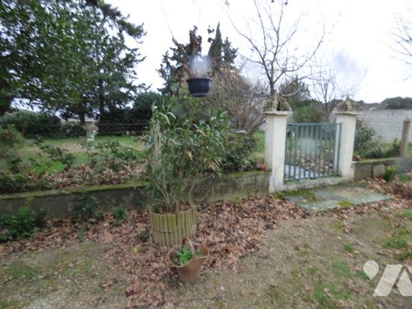 Villa en campagne sur terrain de 3670m2, clôturé. Maison sur 2 niveaux, avec garage et atelier