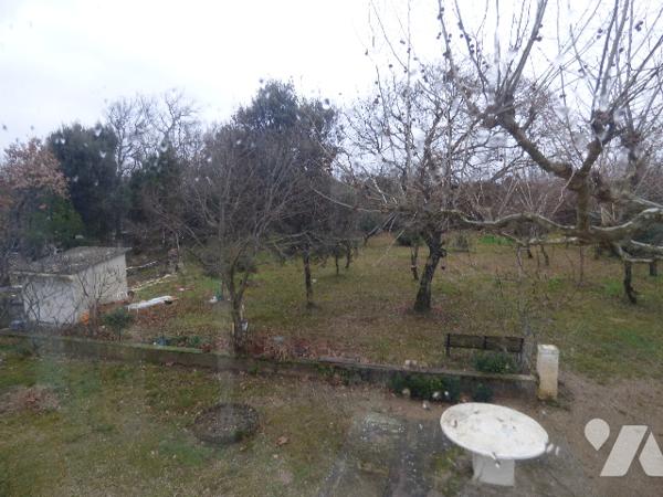 Villa en campagne sur terrain de 3670m2, clôturé. Maison sur 2 niveaux, avec garage et atelier