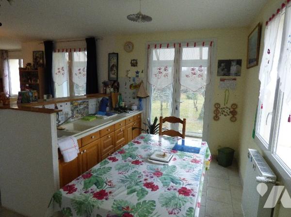 Villa en campagne sur terrain de 3670m2, clôturé. Maison sur 2 niveaux, avec garage et atelier