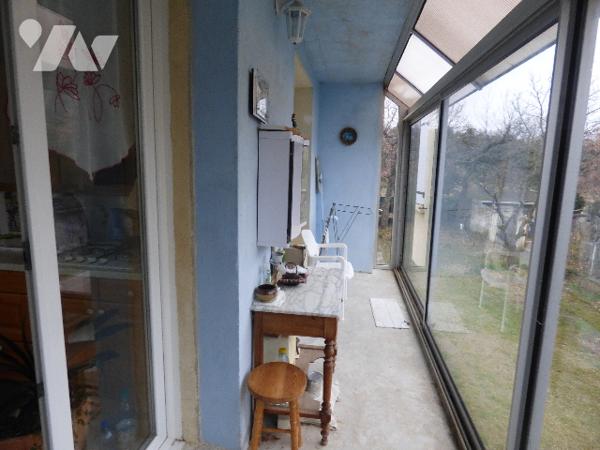 Villa en campagne sur terrain de 3670m2, clôturé. Maison sur 2 niveaux, avec garage et atelier