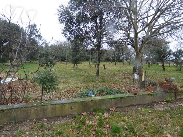 Villa en campagne sur terrain de 3670m2, clôturé. Maison sur 2 niveaux, avec garage et atelier