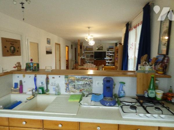 Villa en campagne sur terrain de 3670m2, clôturé. Maison sur 2 niveaux, avec garage et atelier