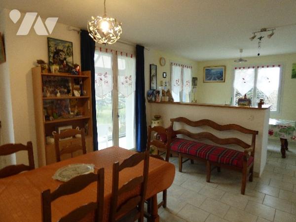 Villa en campagne sur terrain de 3670m2, clôturé. Maison sur 2 niveaux, avec garage et atelier