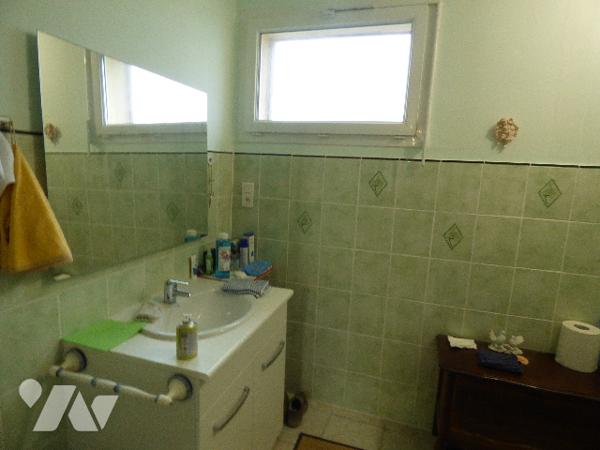 Villa en campagne sur terrain de 3670m2, clôturé. Maison sur 2 niveaux, avec garage et atelier