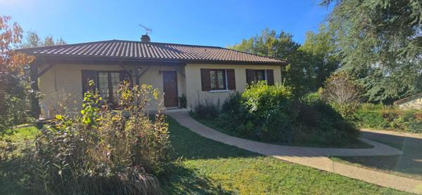 Maison  type 6 , sur sous-sol complet, terrain  arboré de 5734 m²