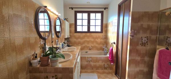 Maison  type 6 , sur sous-sol complet, terrain  arboré de 5734 m²