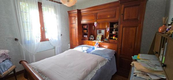 Maison  type 6 , sur sous-sol complet, terrain  arboré de 5734 m²