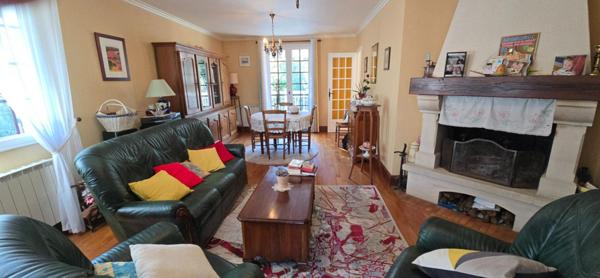 Maison  type 6 , sur sous-sol complet, terrain  arboré de 5734 m²