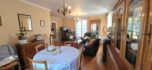 Maison  type 6 , sur sous-sol complet, terrain  arboré de 5734 m²