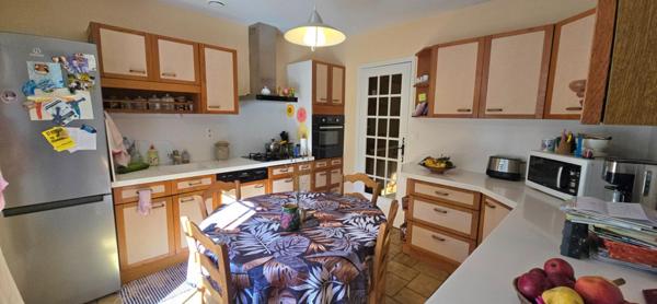 Maison  type 6 , sur sous-sol complet, terrain  arboré de 5734 m²